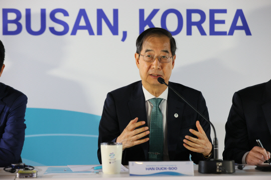 한덕수 국무총리가 유럽 4개국 순방중이던 지난 9일 오전(현지시간) 프랑스 파리 에펠탑 인근 구스타프 선상 카페에서 열린 2030 부산세계박람회(EXPO) 외신기자 간담회에서 발언하고 있다. 총리실 제공